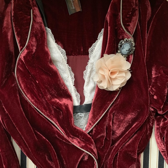 velvety ladies smoking jacket - Picture 4 of 5